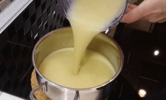 Выливаем суп в кастрюлю