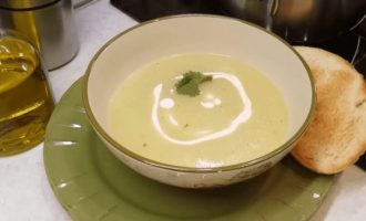 Украшаем суп-пюре сметаной