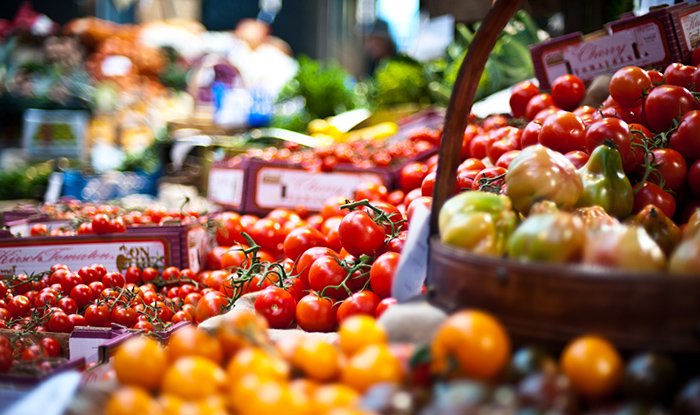 томаты на рынке