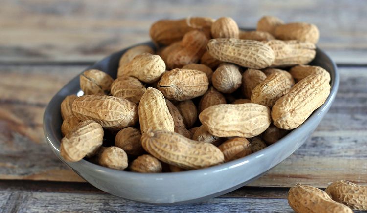 Узнайте, какова калорийность арахиса на 100 г продукта.