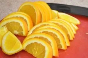приготовление имбирного чая с апельсином