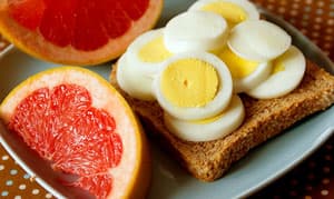 На чем основывается яичная диета