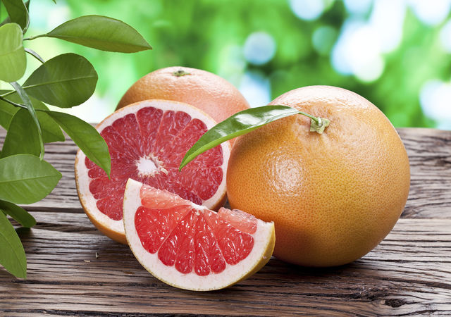 Грейпфрут понижает уровень сахара в крови, поэтому потребность в очередной порции вредных углеводов исчезает