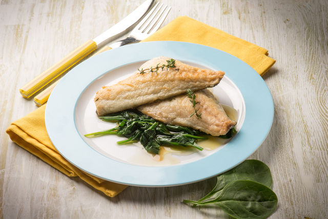 Рыба готовится на пару быстрее мяса, и через 10–15 минут она уже порадует вас своим нежным вкусом и ароматом