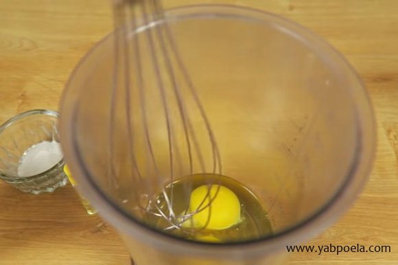 Яйца, соль и сахар с помощью миксера взбиваем в густую пену.