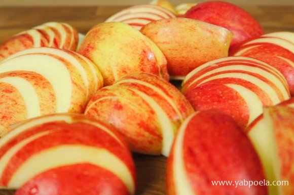 Нарезаем яблоки слайсами. Если они у вас оказались тонкошкурыми, то чистить их не нужно.