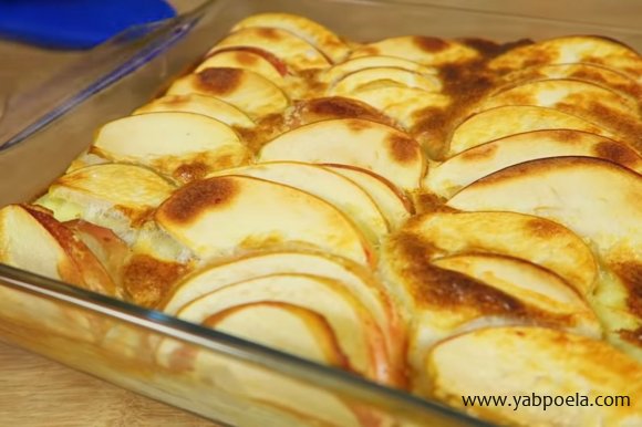 Яблочный пирог без муки готов. Поскольку тесто очень нежное, разрезать его нужно в остывшем виде.
