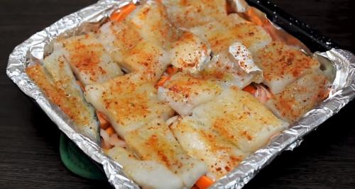 Рыба с овощами в духовке пп. Простой рецепт: запекаем филе минтая в духовке с овощами