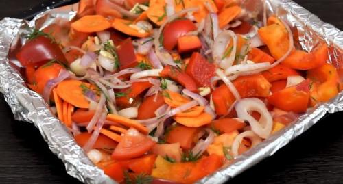 Рыба с овощами в духовке пп. Простой рецепт: запекаем филе минтая в духовке с овощами