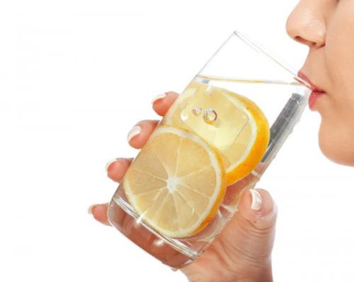 Полезно ли пить воду с лимоном в течение дня. Вода с лимоном: варианты приготовления