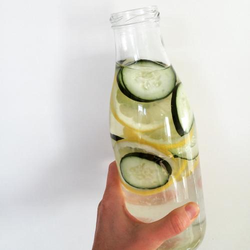 Вода с лимоном после еды. 13 причин пить воду с лимоном