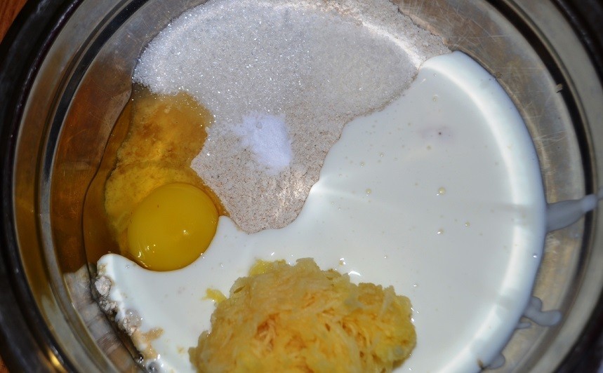 кефир с тертыми яблоками, яйцом, сахаром и овсяной мукой в миске