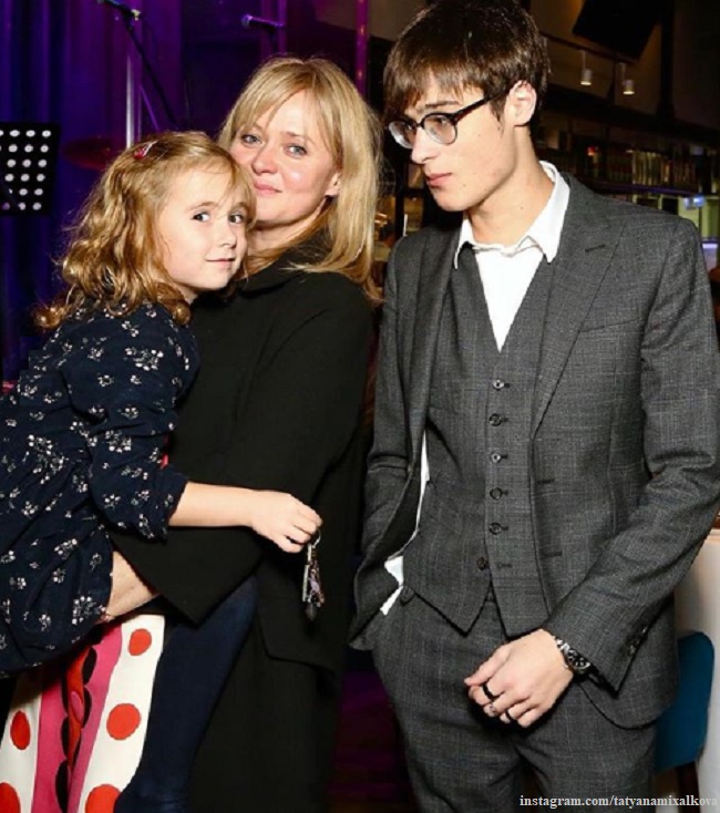 Анна Михалкова с дочерью Лидой и сыной Сергеем