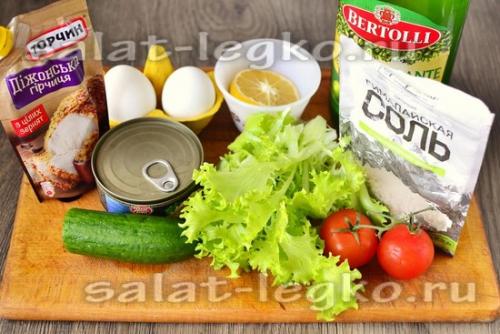 Легкий салат с тунцом, яйцом и овощами